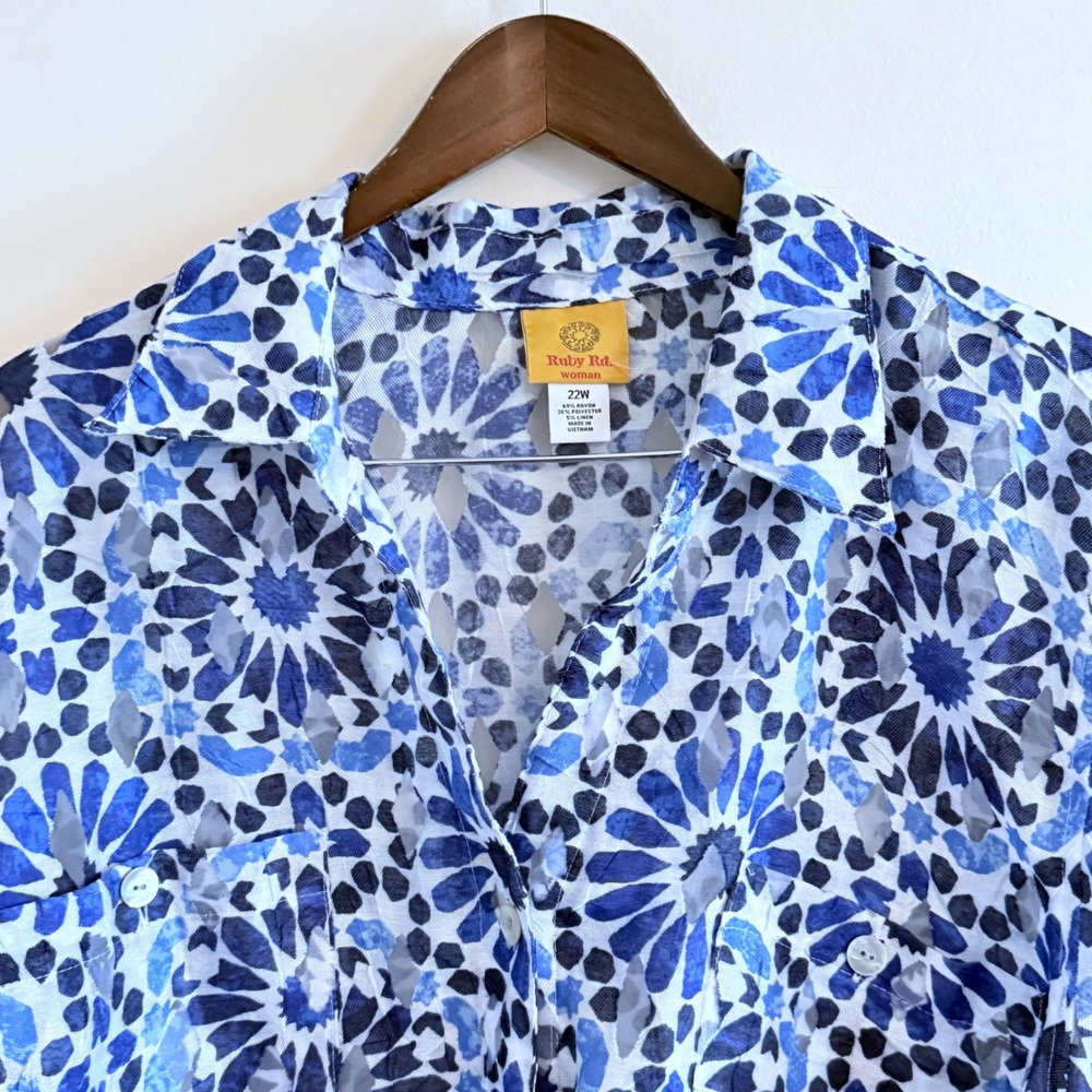 Ruby Rd Woman 22W Blue Geometric Mosaic Burnout Roll Tab Button Front Shirt Top - Picture 2 of 7